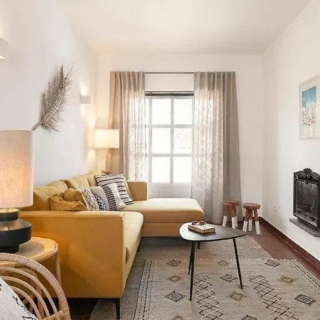 別荘 Lovely House With Shared Swimming Pool And Garden エリセイラ